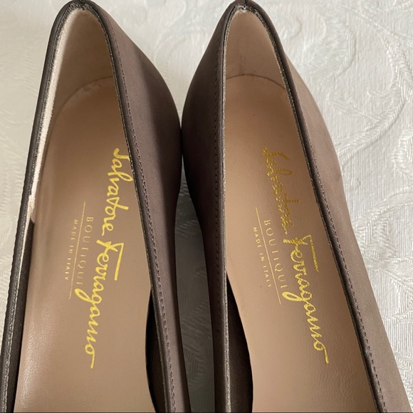 Salvatore Ferragamore brown suede bow pumps - Picture 7 of 7